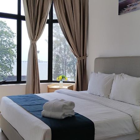 Mutiara Melaka Beach Resort - Islamic Compliance Only Tangga Batu Exterior foto